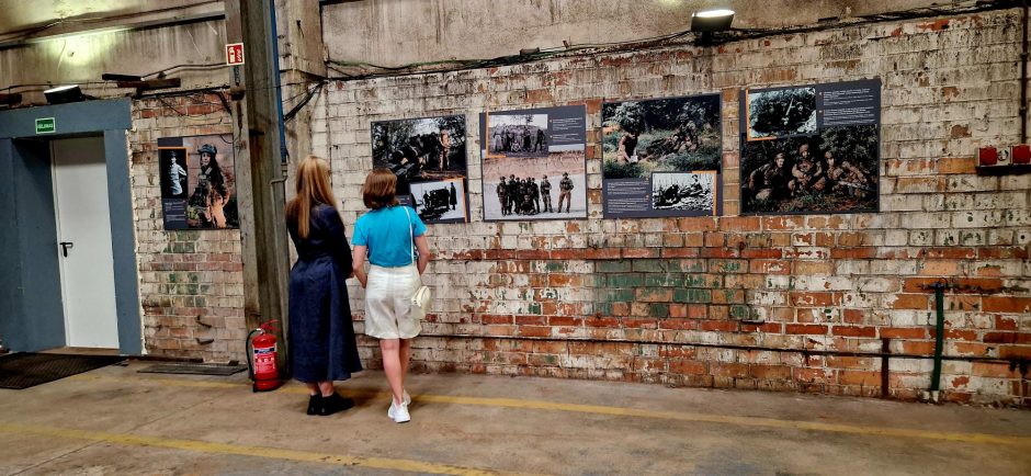 Klaipėdoje – išskirtinė fotografijų paroda „Plieno audrose“: čia atgimė ukrainiečių karinė tapatybė