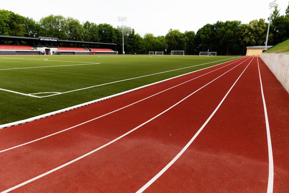 Sostinės Kalnų parke atidarytas Lietuvos policijos atnaujintas stadionas