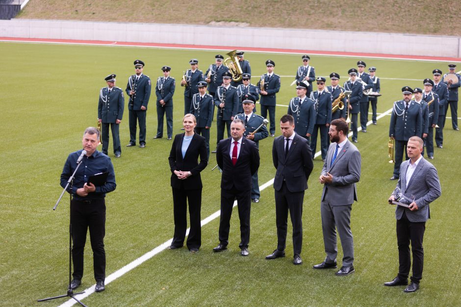 Sostinės Kalnų parke atidarytas Lietuvos policijos atnaujintas stadionas