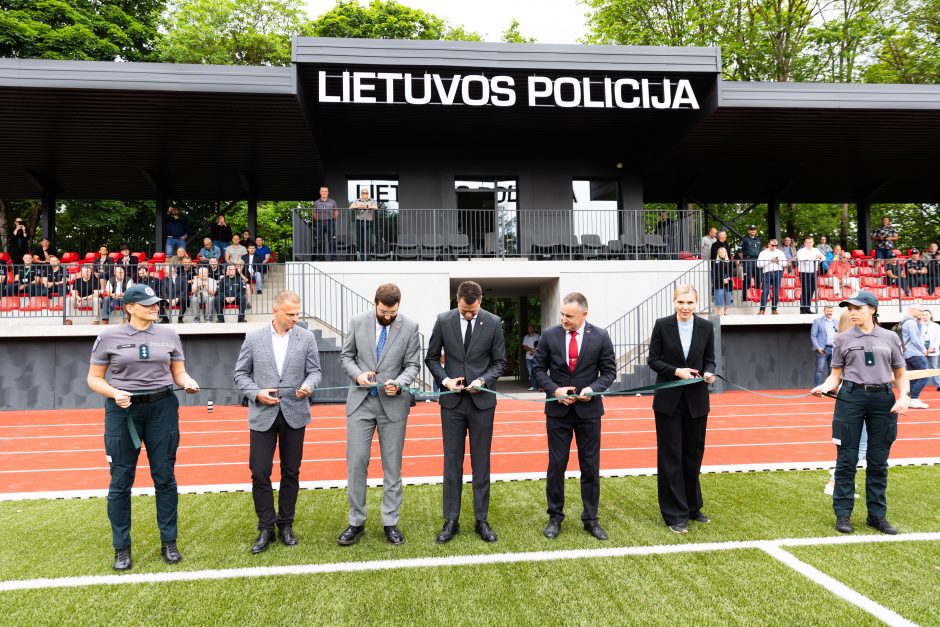 Sostinės Kalnų parke atidarytas Lietuvos policijos atnaujintas stadionas