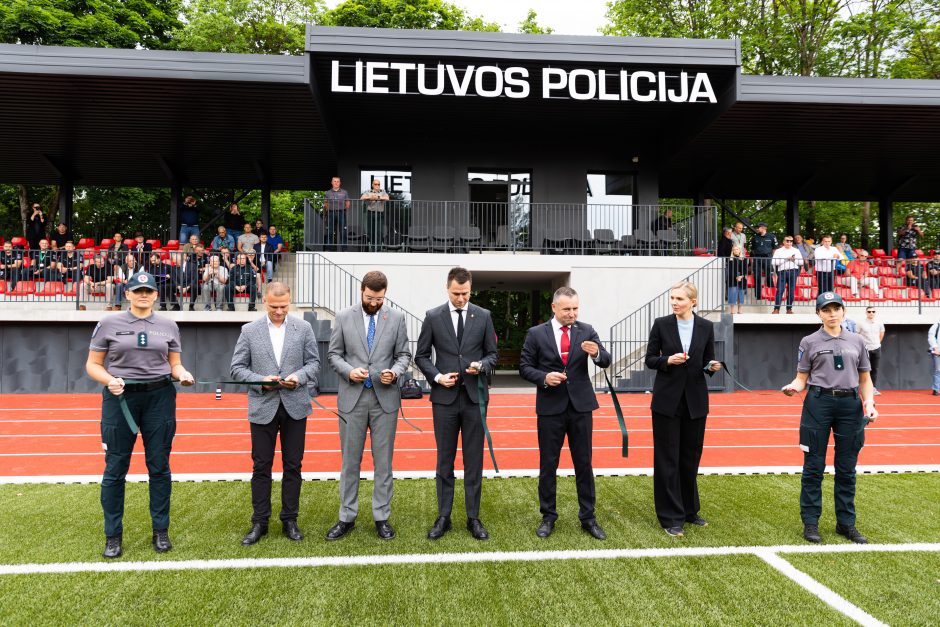 Sostinės Kalnų parke atidarytas Lietuvos policijos atnaujintas stadionas