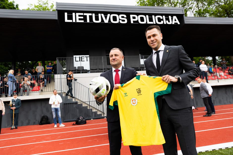 Sostinės Kalnų parke atidarytas Lietuvos policijos atnaujintas stadionas