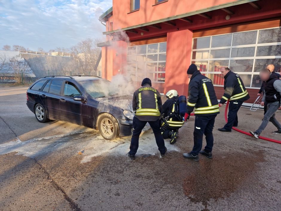 Nekasdienis įvykis: į ugniagesių kiemą įskriejo degantis automobilis