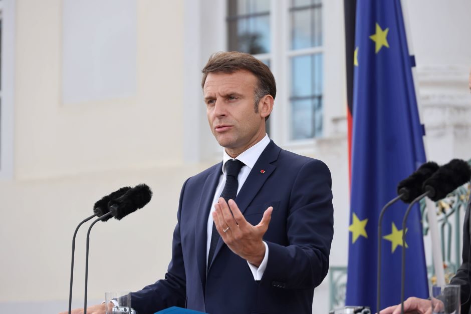 E. Macronas: Ukrainai turėtų būti leista neutralizuoti Rusijos karines bazes