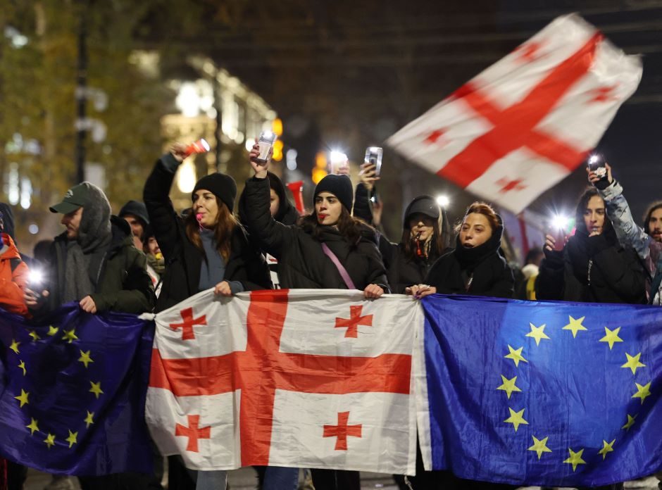 Trečią savaitę tęsiantis protestams Sakartvele rengiami prezidento rinkimai