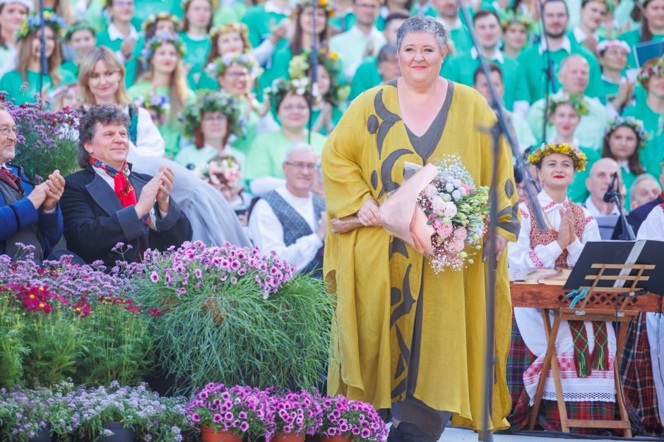 Choro dirigentei D. Beinarytei už nuopelnus Lietuvos kultūrai ir menui įteiktas garbės ženklas