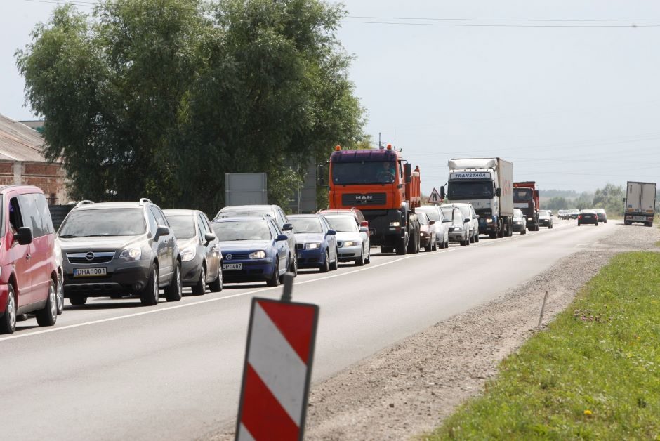 Vairuotojai dėl spūsčių lieja įniršį: stoviniuoti kelyje tenka valandą