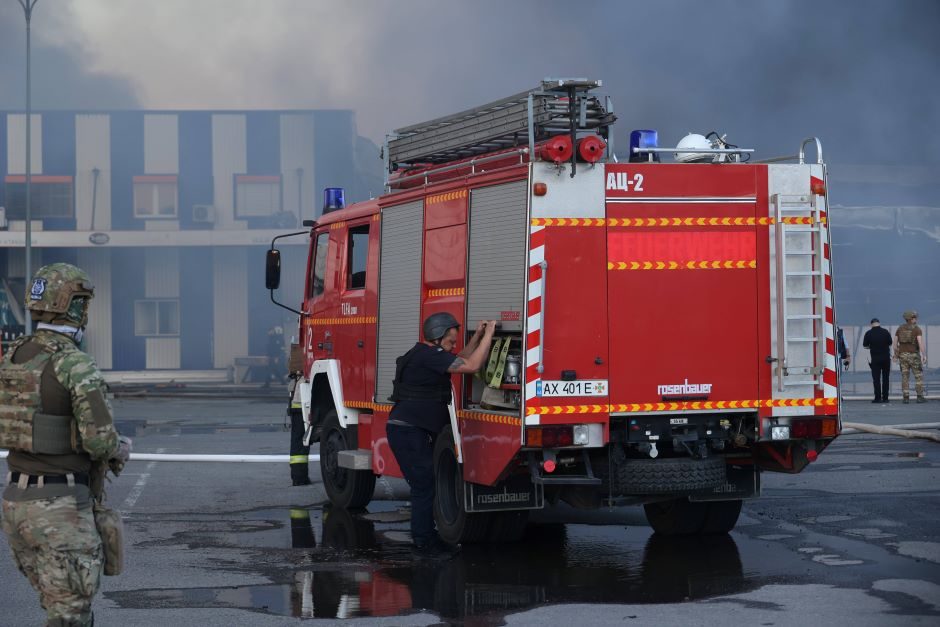 Rusai vėl smogė Charkivui: žuvo žmogus, dar mažiausiai dešimt – sužeisti