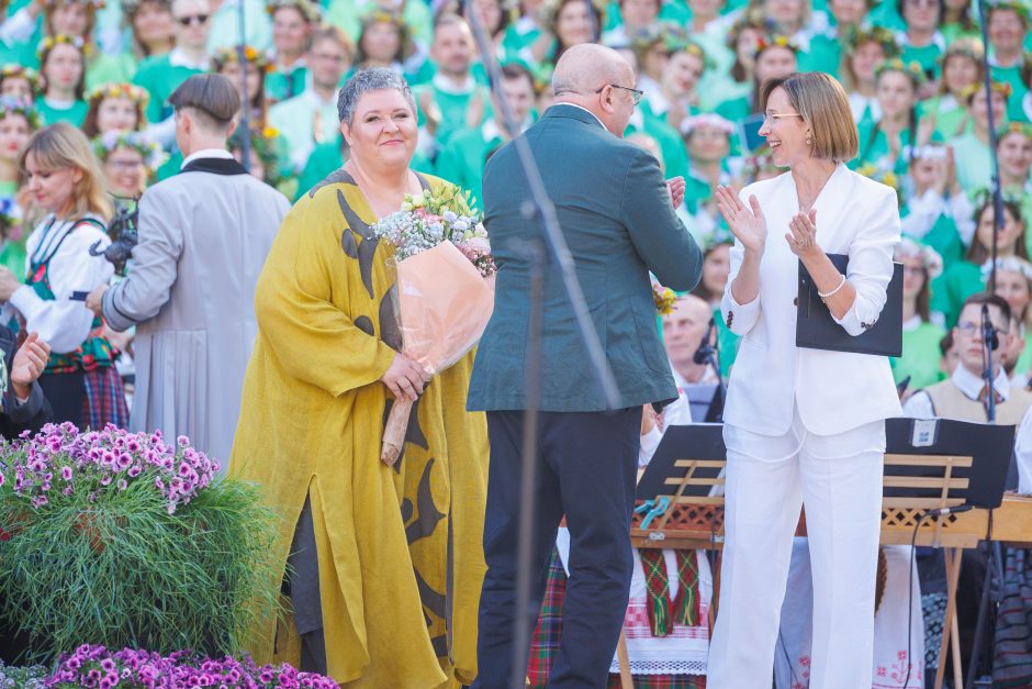 Choro dirigentei D. Beinarytei už nuopelnus Lietuvos kultūrai ir menui įteiktas garbės ženklas