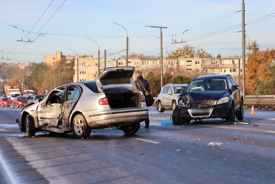 Kauną paralyžiavo avarijos: eismas stovi, kai kurie į darbus eina pėsčiom