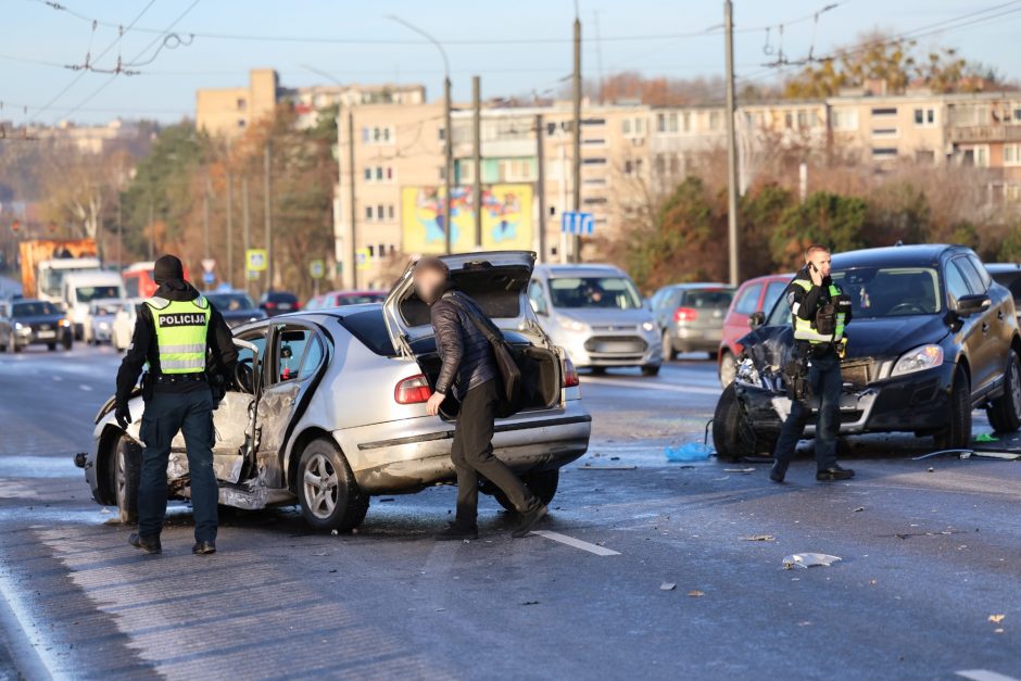 Kauną paralyžiavo avarijos: eismas stovi, kai kurie į darbus eina pėsčiom