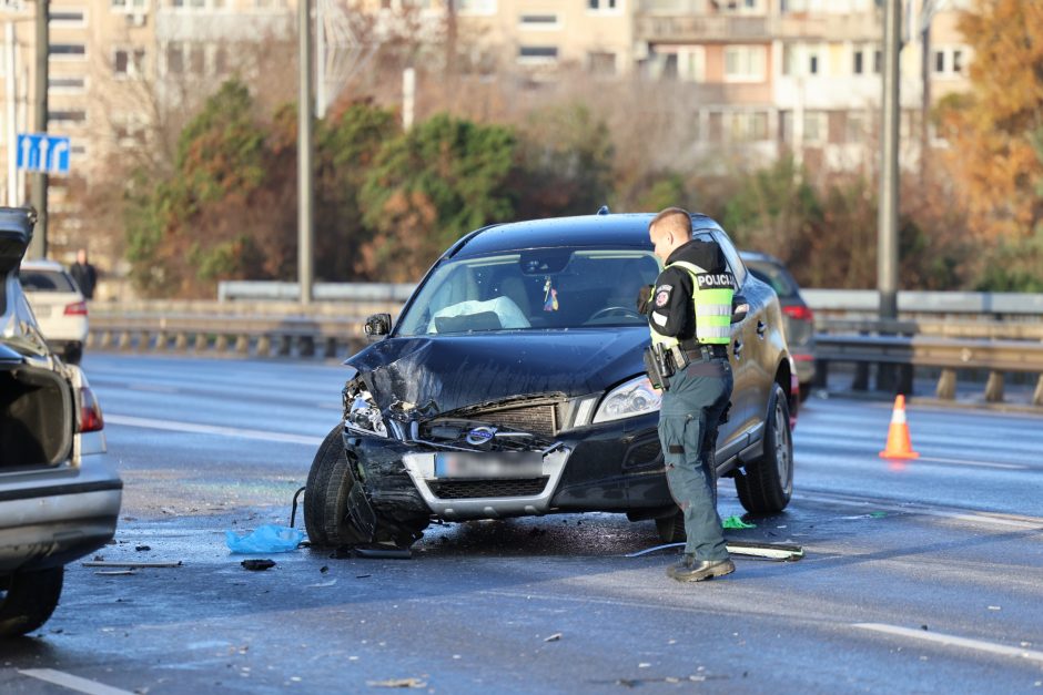 Kauną paralyžiavo avarijos: eismas stovi, kai kurie į darbus eina pėsčiom