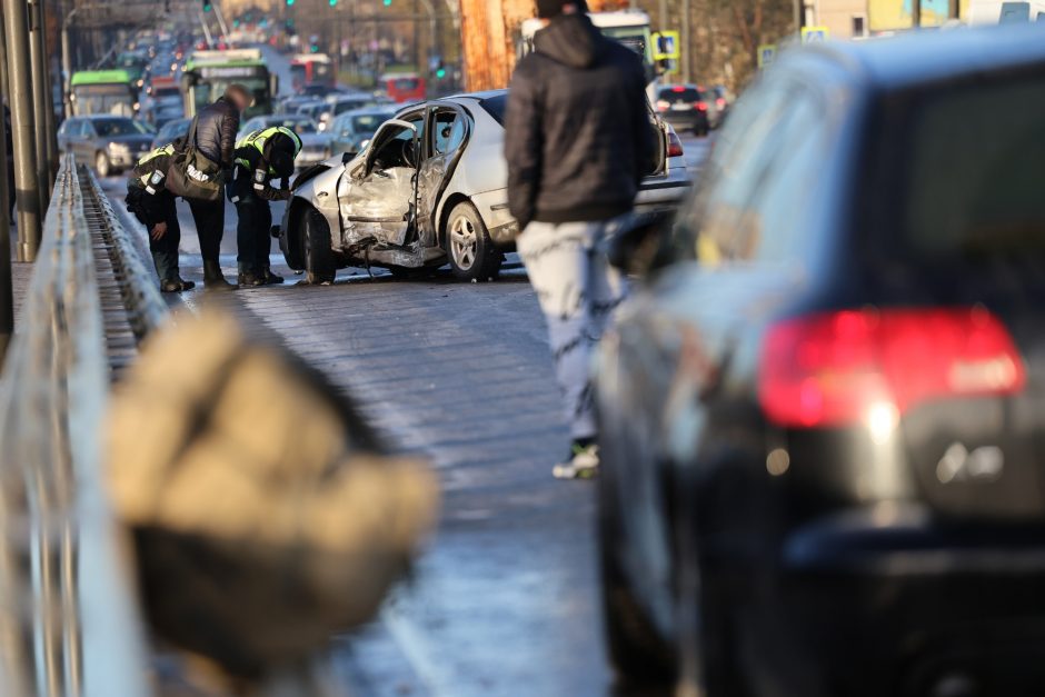 Kauną paralyžiavo avarijos: eismas stovi, kai kurie į darbus eina pėsčiom