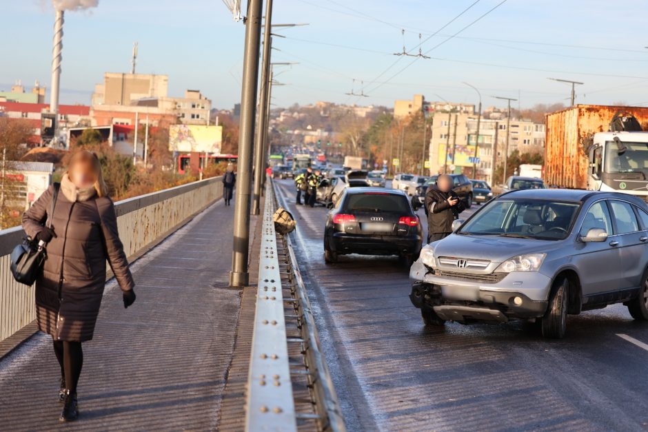 Kauną paralyžiavo avarijos: eismas stovi, kai kurie į darbus eina pėsčiom