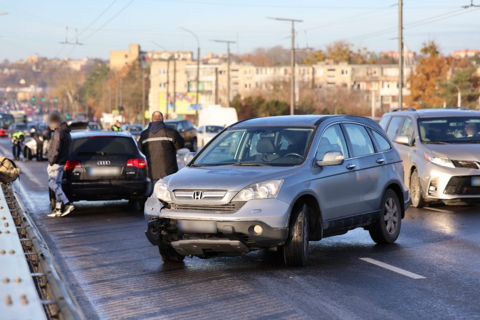 Kauną paralyžiavo avarijos: eismas stovi, kai kurie į darbus eina pėsčiom