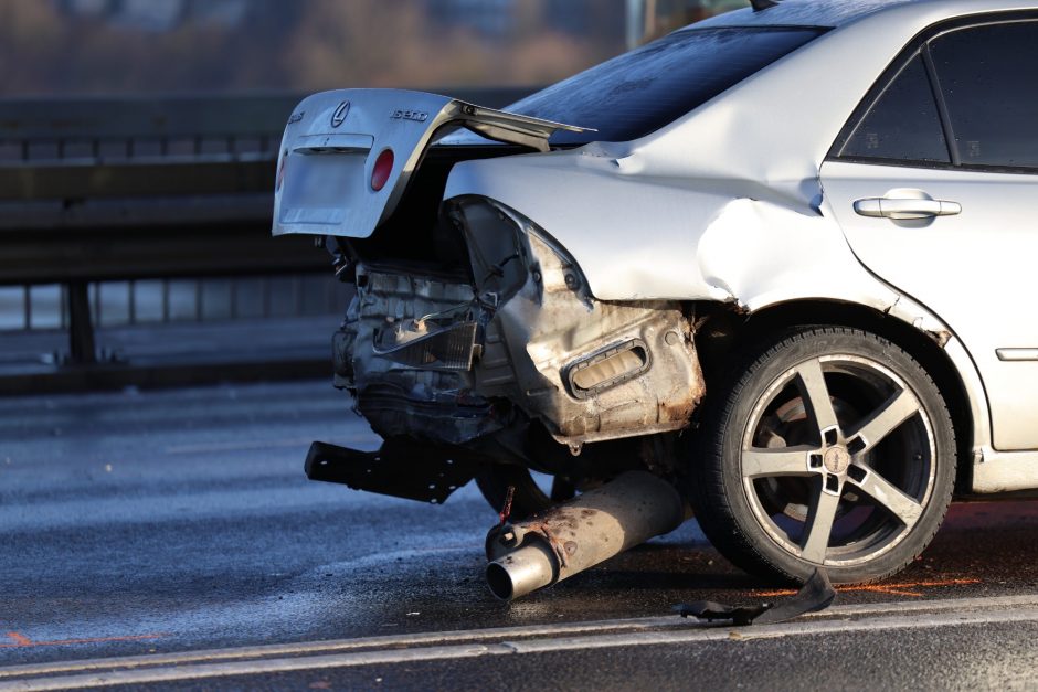 Kauną paralyžiavo avarijos: eismas stovi, kai kurie į darbus eina pėsčiom