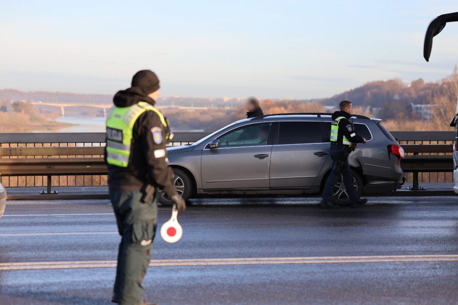 Kauną paralyžiavo avarijos: eismas stovi, kai kurie į darbus eina pėsčiom