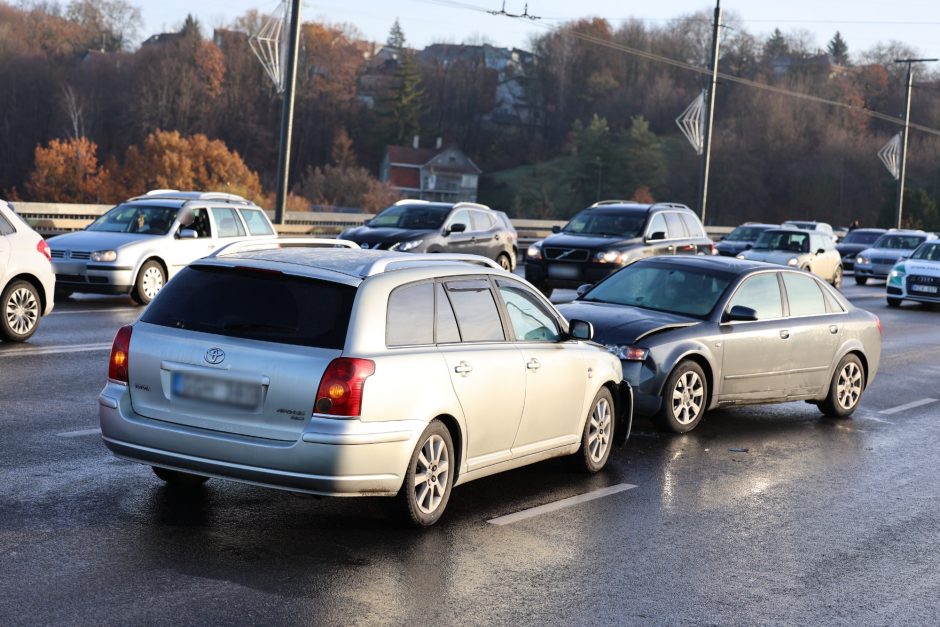 Kauną paralyžiavo avarijos: eismas stovi, kai kurie į darbus eina pėsčiom