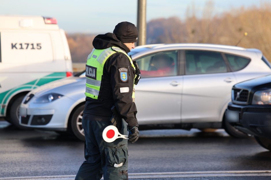 Kauną paralyžiavo avarijos: eismas stovi, kai kurie į darbus eina pėsčiom