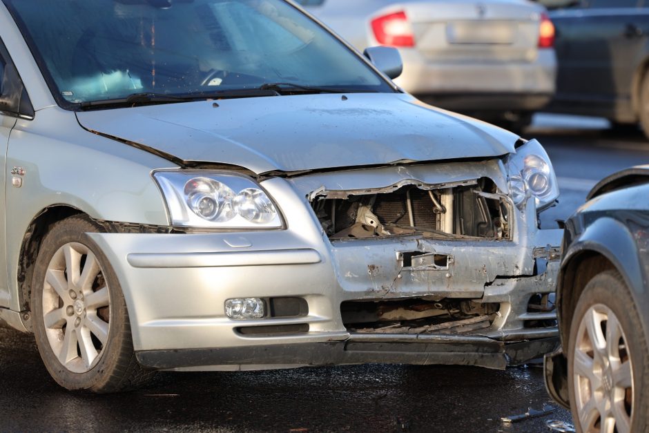 Kauną paralyžiavo avarijos: eismas stovi, kai kurie į darbus eina pėsčiom