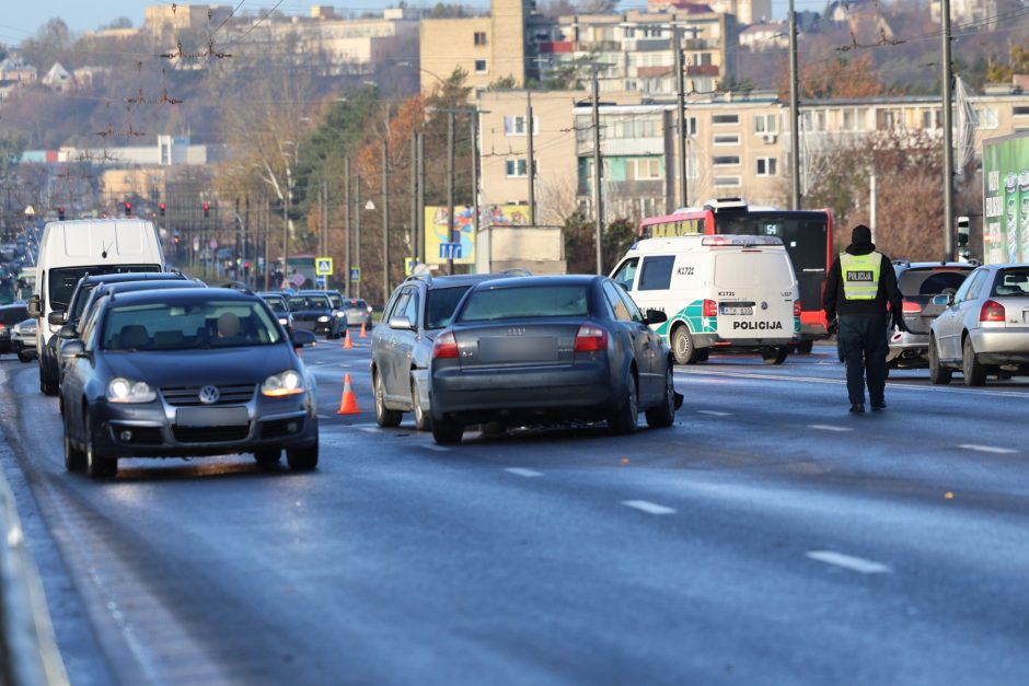 Kauną paralyžiavo avarijos: eismas stovi, kai kurie į darbus eina pėsčiom