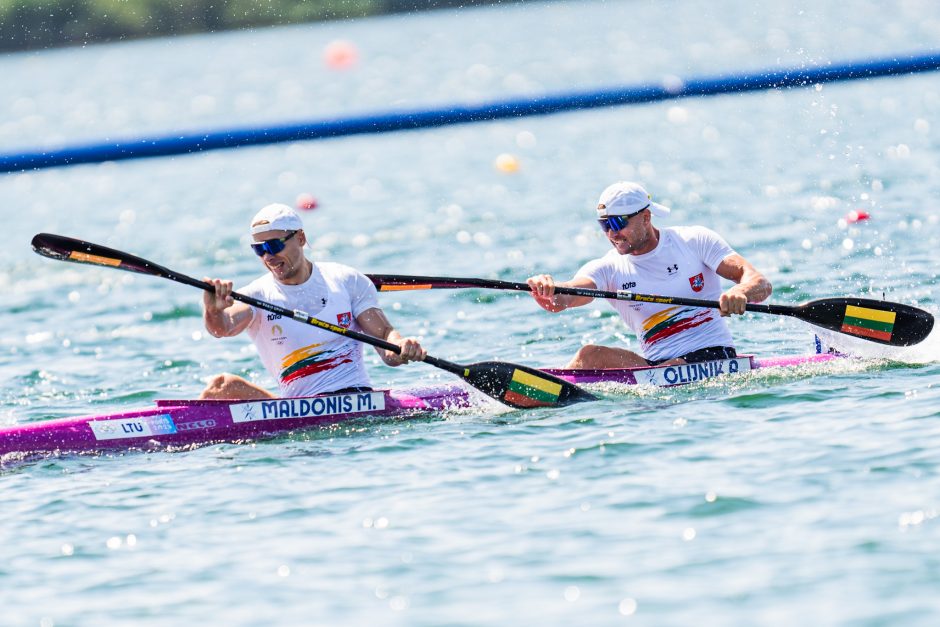 Keturvietės baidarininkai prasibrovė į olimpiados pusfinalį, dvivietės įgulai pritrūko 0,01 sek.