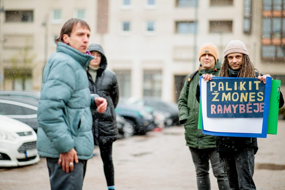 Protesto akcijoje susirinkusieji solidarizavosi su M. Simanynu: „Trupink žiedus, o ne žandikaulius“