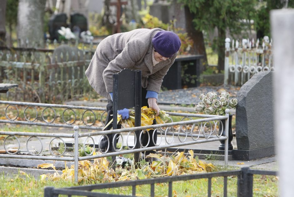 Darbymetis kapinėse: prieš Vėlines žmonės skuba tvarkyti amžino poilsio vietas