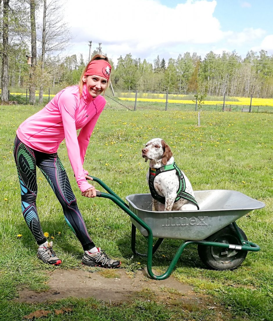 Biatlono su šunimis profesionalė siekia padėti negalią turintiems žmonėms