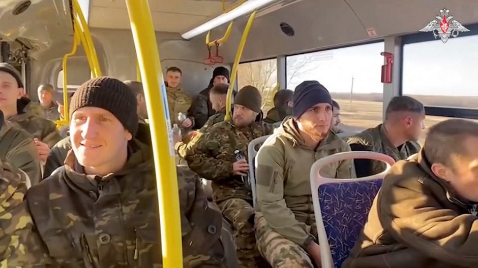 Per apsikeitimą belaisviais su Rusija namo grįžo 60 ukrainiečių