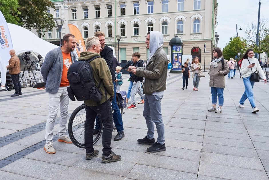 Už kiek parduosi sielą: aktorius M. Papinigis į gatvę išėjo nešinas kruvinais rubliais