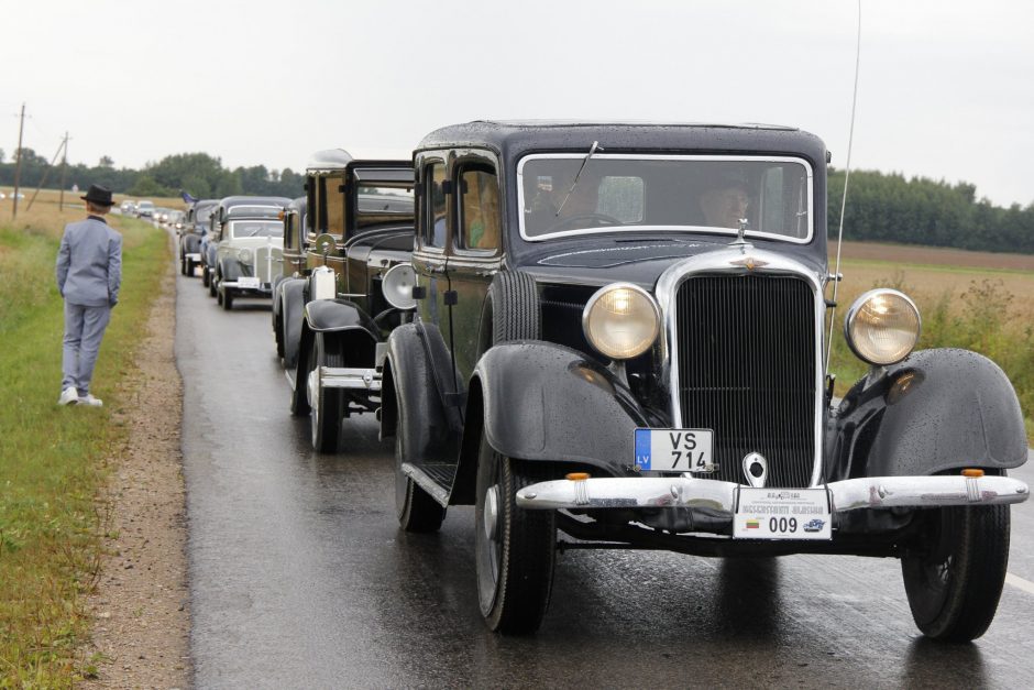 Biržuose – senovinių automobilių festivalis: retenybėmis gėrėjosi smalsuoliai ir ekspertai