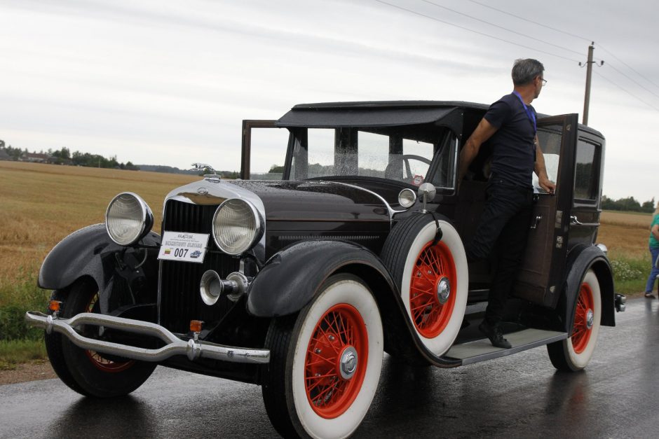 Biržuose – senovinių automobilių festivalis: retenybėmis gėrėjosi smalsuoliai ir ekspertai