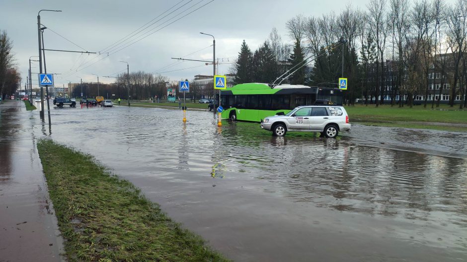 Pavasarinė liūtis skalavo Kauną: kai kurios gatvės buvo sunkiai pravažiuojamos (vaizdo įrašai)