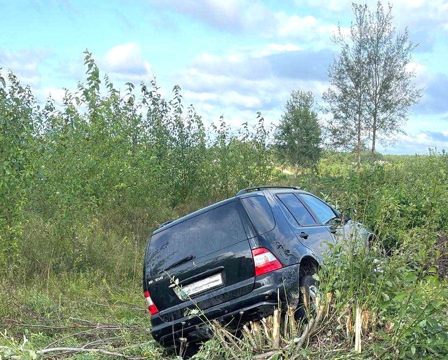 Bėgant nuo pasieniečių – tiesiai į griovį: bagažinėje vilnietis slėpė 22 tūkst. pakelių cigarečių