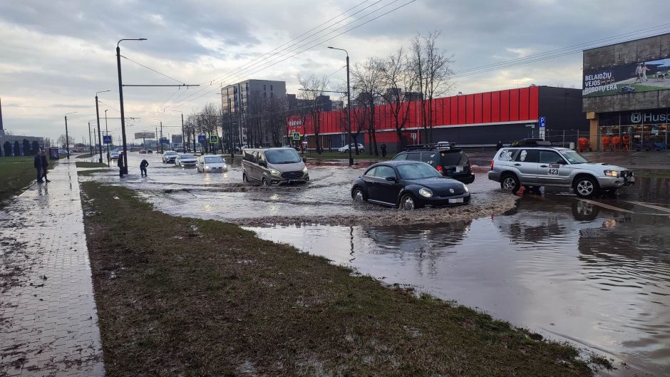 Pavasarinė liūtis skalavo Kauną: kai kurios gatvės buvo sunkiai pravažiuojamos (vaizdo įrašai)