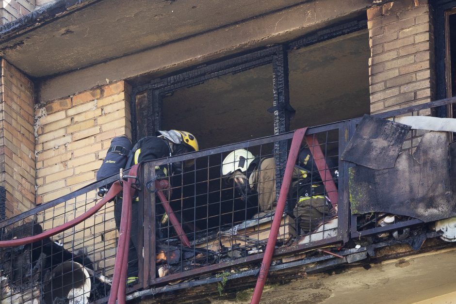 Vilniaus Žirmūnų rajone užsiliepsnojo butas, evakuota 10 žmonių