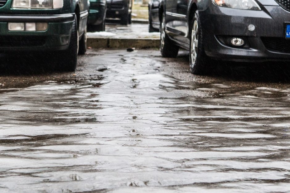 Kelininkai: eismą sunkina snygis, pustymas ir plikledis