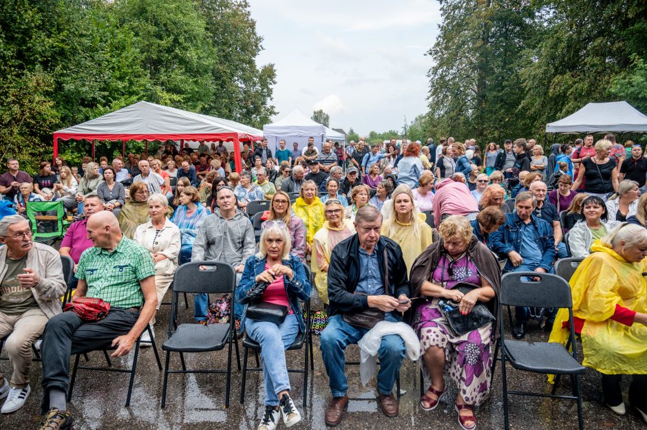 Suskambusiame Kadagių slėnyje klausytojų neišgąsdino nei griaustinis, nei liūtis