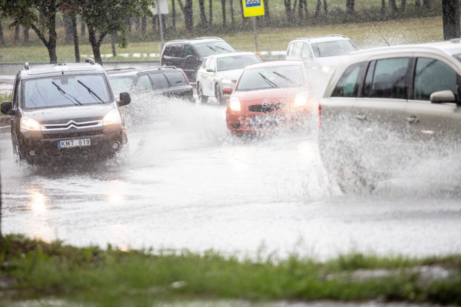 Po gausaus kritulių kiekio sostinėje lietus neaplenkė ir Kauno: gatvėse – balos