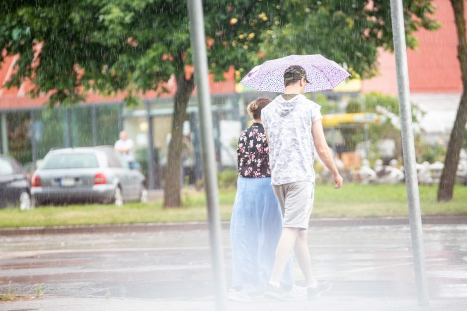 Po gausaus kritulių kiekio sostinėje lietus neaplenkė ir Kauno: gatvėse – balos