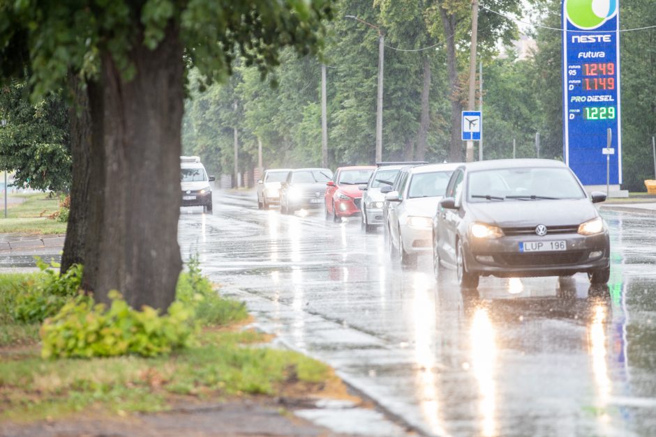 Po gausaus kritulių kiekio sostinėje lietus neaplenkė ir Kauno: gatvėse – balos