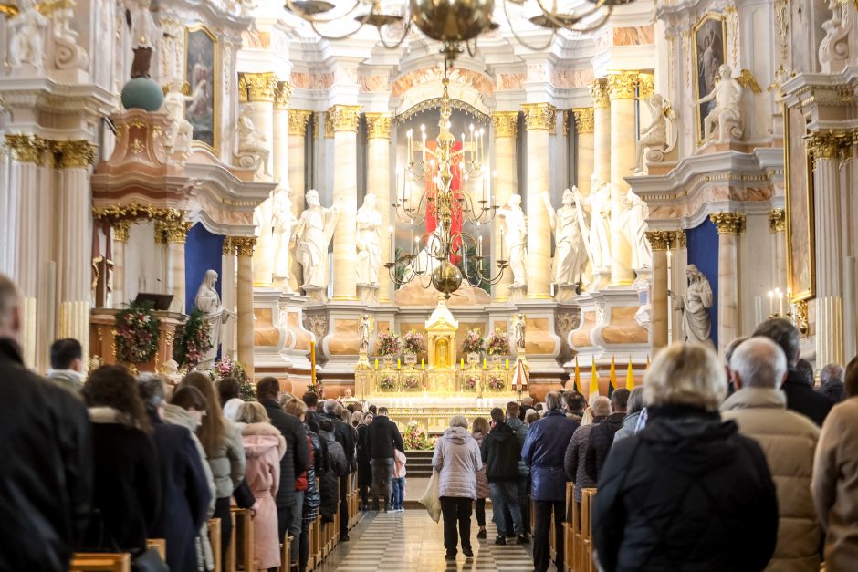 Velykos Kaune: žmonės skuba ne į parduotuves, bet į bažnyčias