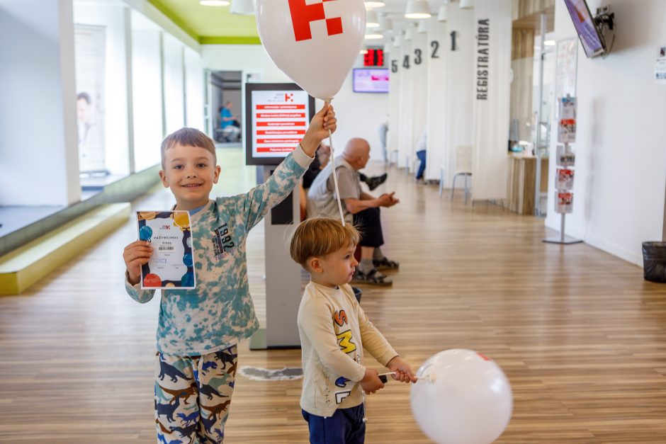 Vaikų gynimo dieną – balionai iš medikų rankų