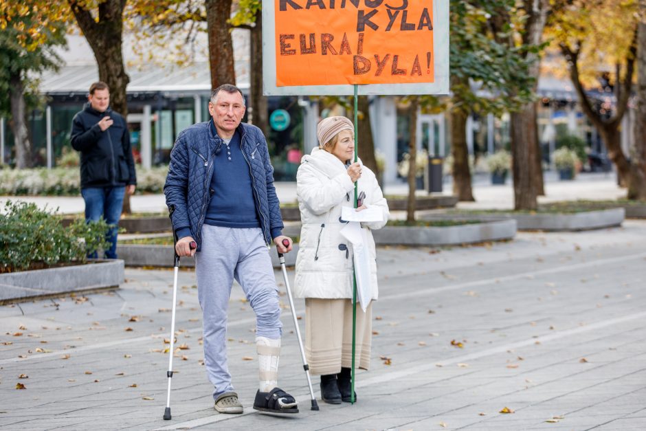 Kaune surengtas mitingas prieš skurdą: „Bankai lupikauja – jaunimas vergauja“