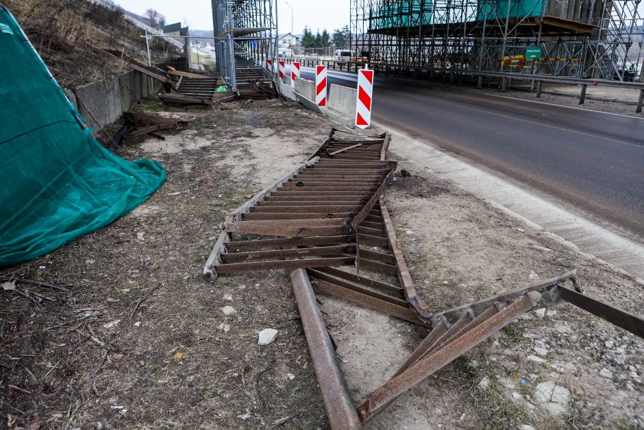 Aliarmas: nukrito vieno iš Kleboniškio tilto turėklai 