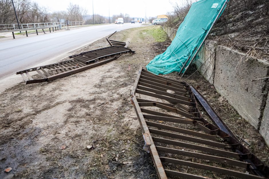 Aliarmas: nukrito vieno iš Kleboniškio tilto turėklai 