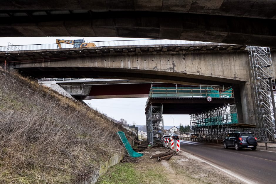 Aliarmas: nukrito vieno iš Kleboniškio tilto turėklai 