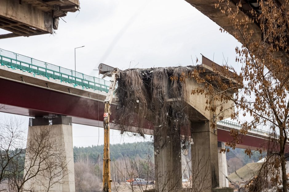 Aliarmas: nukrito vieno iš Kleboniškio tilto turėklai 