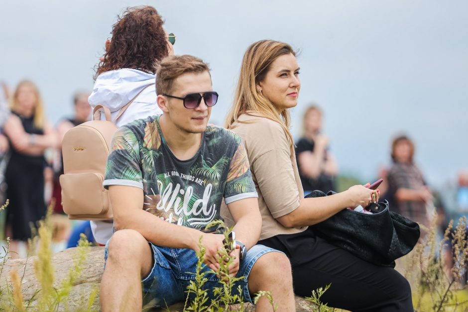 Akrobatės triukai virš Neries: žaidimas su nesvarumu 